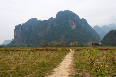 Vang Vieng, Laos - Vang Vieng 'in doğa görüntüsü. Vang Vieng, Vientiane Vilayeti, Laos 'ta ünlü bir manzara..