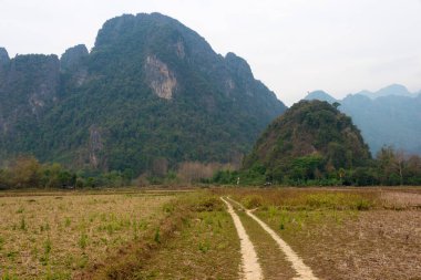 Vang Vieng, Laos - Vang Vieng 'in doğa görüntüsü. Vang Vieng, Vientiane Vilayeti, Laos 'ta ünlü bir manzara..