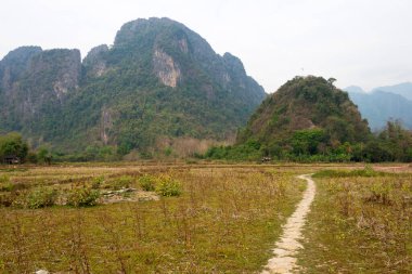 Vang Vieng, Laos - Vang Vieng 'in doğa görüntüsü. Vang Vieng, Vientiane Vilayeti, Laos 'ta ünlü bir manzara..