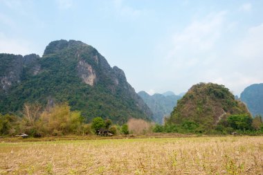 Vang Vieng, Laos - Vang Vieng 'in doğa görüntüsü. Vang Vieng, Vientiane Vilayeti, Laos 'ta ünlü bir manzara..