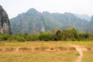Vang Vieng, Laos - Vang Vieng 'in doğa görüntüsü. Vang Vieng, Vientiane Vilayeti, Laos 'ta ünlü bir manzara..