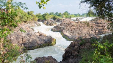 Champasak, Laos - Li Phi Şelalesi (Tat Somphamit) Mekong Nehri 'nde. Mekong Nehri 'nde ünlü bir manzara, 4000 ada, Champasak Eyaleti, Laos.
