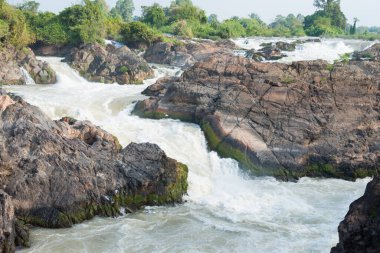 Champasak, Laos - Li Phi Şelalesi (Tat Somphamit) Mekong Nehri 'nde. Mekong Nehri 'nde ünlü bir manzara, 4000 ada, Champasak Eyaleti, Laos.
