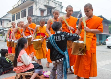 Luang Prabang, Laos - Lao Budist rahipleri sabahları seremoni düzenliyor. Luang Prabang, UNESCO 'nun Dünya Mirası Bölgesi' nin bir parçası..