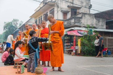 Luang Prabang, Laos - Lao Budist rahipleri sabahları seremoni düzenliyor. Luang Prabang, UNESCO 'nun Dünya Mirası Bölgesi' nin bir parçası..