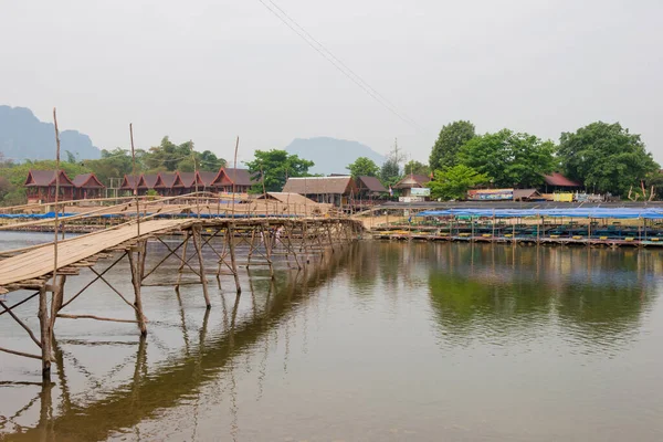 Vang Vieng, Laos - Nam Song Nehri üzerindeki köprü. Vang Vieng, Vientiane Vilayeti, Laos 'ta ünlü bir manzara..