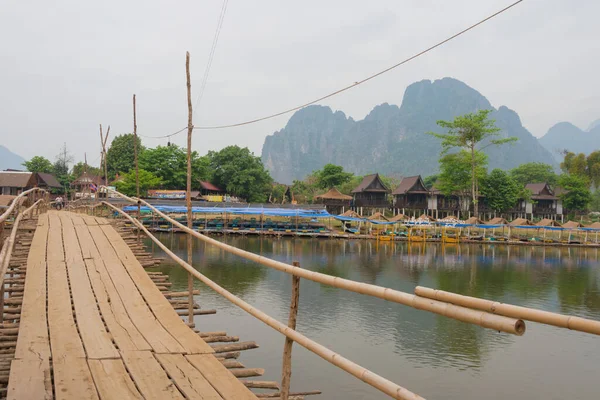 Vang Vieng, Laos - Nam Song Nehri üzerindeki köprü. Vang Vieng, Vientiane Vilayeti, Laos 'ta ünlü bir manzara..