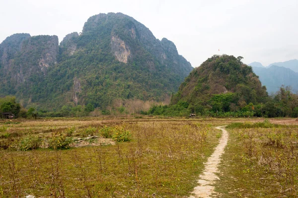 Vang Vieng, Laos - Vang Vieng 'in doğa görüntüsü. Vang Vieng, Vientiane Vilayeti, Laos 'ta ünlü bir manzara..