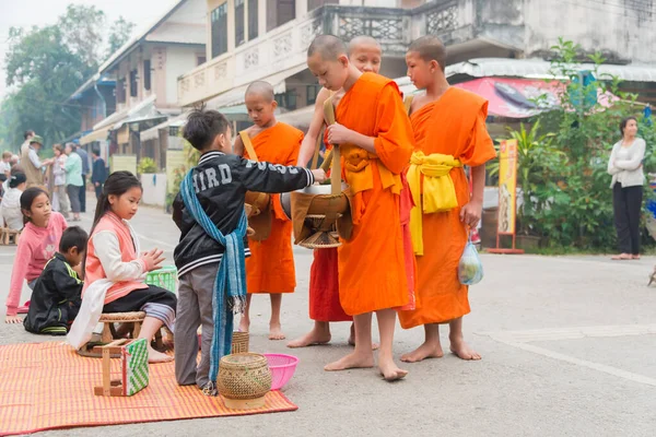 Luang Prabang Laos Laos Buddistmunkar Ger Ceremoni Morgonen Luang Prabang — Stockfoto