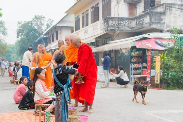 Luang Prabang, Laos - Lao Budist rahipleri sabahları seremoni düzenliyor. Luang Prabang, UNESCO 'nun Dünya Mirası Bölgesi' nin bir parçası..