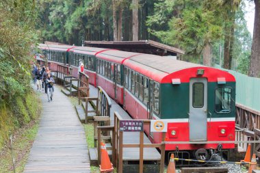 Chiayi County, Tayvan - Tayvan 'da Alishan Ulusal Sahne Bölgesi' ndeki Shenmu tren istasyonu, Chiayi County, Tayvan. Alishan Ormanı Demiryolu 762 mm 'lik dar bir demiryolu ağı..