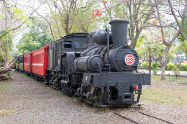 Chiayi, Tayvan - Chiayi, Tayvan 'daki Chiayi Ormanı Garaj Parkı' nda Alishan Ormanı Demiryolu. 86 km 'lik dar bir demiryolu ağına sahiptir..
