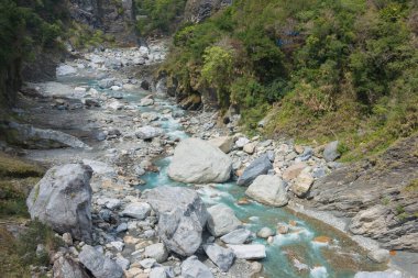 Hualien, Tayvan - Taroko Ulusal Parkı 'ndaki Swallow Grotto Patikası' nda (Yanzikou) Yuewangting (Yuewang Pavilion) güzel manzara. Xiulin, Hualien, Tayvan 'da ünlü bir turizm merkezi..