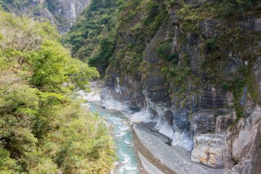 Hualien, Tayvan - Taroko Ulusal Parkı 'ndaki Swallow Grotto Patikası' nda (Yanzikou) Yuewangting (Yuewang Pavilion) güzel manzara. Xiulin, Hualien, Tayvan 'da ünlü bir turizm merkezi..