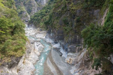 Hualien, Tayvan - Taroko Ulusal Parkı 'ndaki Swallow Grotto Patikası' nda (Yanzikou) Yuewangting (Yuewang Pavilion) güzel manzara. Xiulin, Hualien, Tayvan 'da ünlü bir turizm merkezi..