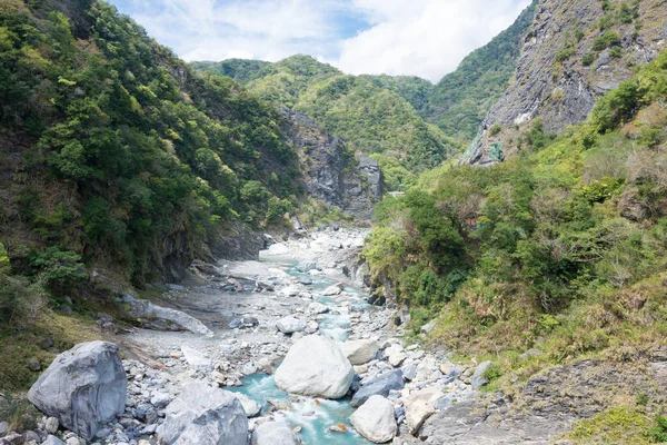 Hualien, Tayvan - Taroko Ulusal Parkı 'ndaki Swallow Grotto Patikası' nda (Yanzikou) Yuewangting (Yuewang Pavilion) güzel manzara. Xiulin, Hualien, Tayvan 'da ünlü bir turizm merkezi..