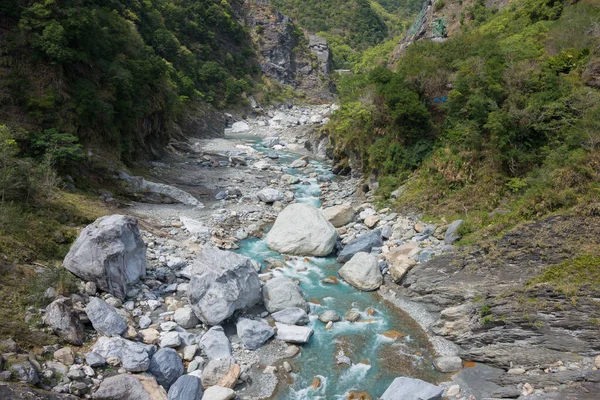 Hualien, Tayvan - Taroko Ulusal Parkı 'ndaki Swallow Grotto Patikası' nda (Yanzikou) Yuewangting (Yuewang Pavilion) güzel manzara. Xiulin, Hualien, Tayvan 'da ünlü bir turizm merkezi..