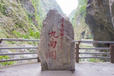 Hualien, Tayvan - Taroko Ulusal Parkı 'ndaki Jiuqudong Anıtı. Xiulin, Hualien, Tayvan 'da ünlü bir turizm merkezi..