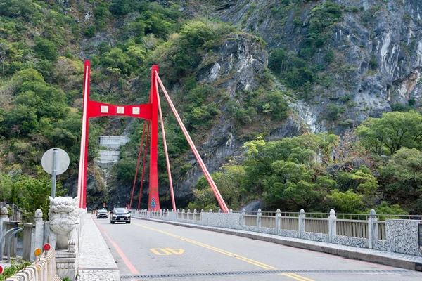Hualien, Tayvan - Taroko Ulusal Parkı 'ndaki Cimu Köprüsü. Xiulin, Hualien, Tayvan 'da ünlü bir turizm merkezi..