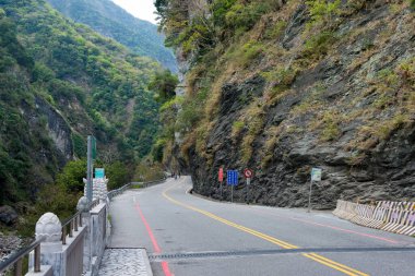Hualien, Tayvan - Taroko Ulusal Parkı 'ndaki Cimu Köprüsü yakınlarındaki 8. İl Otoyolu (Central Cross-Island Highway). Xiulin, Hualien, Tayvan 'da ünlü bir turizm merkezi..