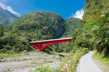 Hualien, Tayvan Shakadang Köprüsü manzaralı Xiaozhuilu Patikası. Taroko Ulusal Parkı, Xiulin, Hualien, Tayvan 'da ünlü bir turizm merkezi..