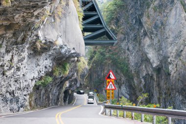 Hualien, Tayvan - Taroko Ulusal Parkı 'ndaki Cimu Köprüsü yakınlarındaki 8. İl Otoyolu (Central Cross-Island Highway). Xiulin, Hualien, Tayvan 'da ünlü bir turizm merkezi..