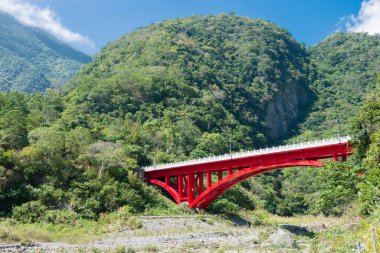 Hualien, Tayvan Shakadang Köprüsü manzaralı Xiaozhuilu Patikası. Taroko Ulusal Parkı, Xiulin, Hualien, Tayvan 'da ünlü bir turizm merkezi..