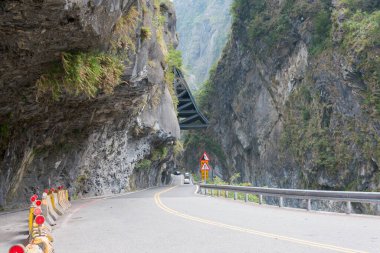 Hualien, Tayvan - Taroko Ulusal Parkı 'ndaki Cimu Köprüsü yakınlarındaki 8. İl Otoyolu (Central Cross-Island Highway). Xiulin, Hualien, Tayvan 'da ünlü bir turizm merkezi..