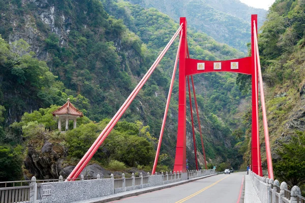 Hualien, Tayvan - Taroko Ulusal Parkı 'ndaki Cimu Köprüsü yakınlarında güzel manzara. Xiulin, Hualien, Tayvan 'da ünlü bir turizm merkezi..