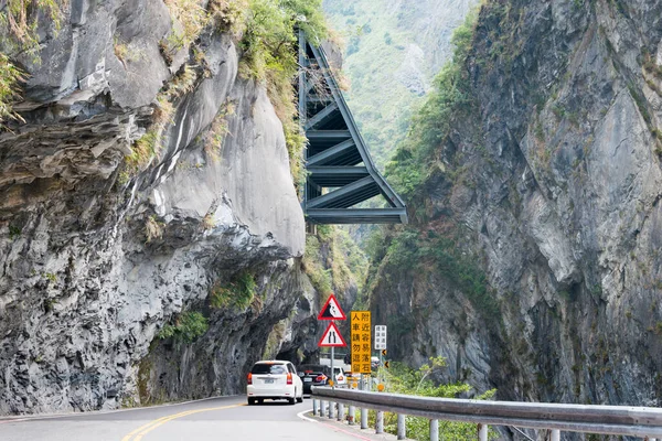 Hualien, Tayvan - Taroko Ulusal Parkı 'ndaki Cimu Köprüsü yakınlarındaki 8. İl Otoyolu (Central Cross-Island Highway). Xiulin, Hualien, Tayvan 'da ünlü bir turizm merkezi..