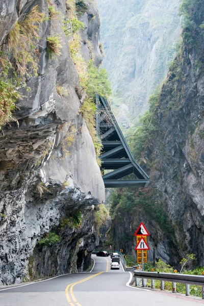 Hualien, Tayvan - Taroko Ulusal Parkı 'ndaki Cimu Köprüsü yakınlarındaki 8. İl Otoyolu (Central Cross-Island Highway). Xiulin, Hualien, Tayvan 'da ünlü bir turizm merkezi..