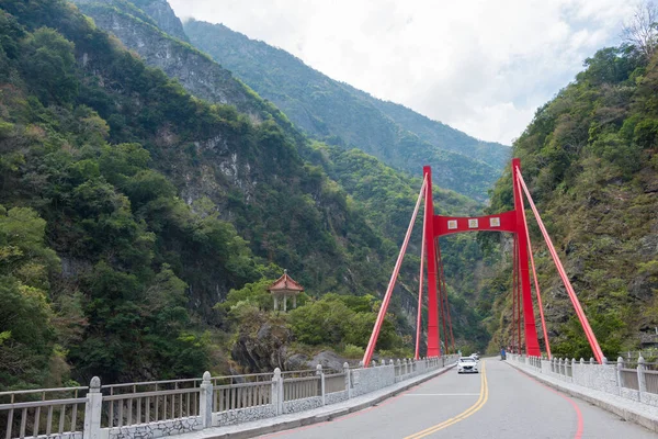 Hualien, Tayvan - Taroko Ulusal Parkı 'ndaki Cimu Köprüsü yakınlarında güzel manzara. Xiulin, Hualien, Tayvan 'da ünlü bir turizm merkezi..