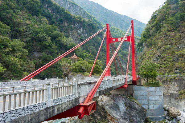 Hualien, Tayvan - Taroko Ulusal Parkı 'ndaki Cimu Köprüsü. Xiulin, Hualien, Tayvan 'da ünlü bir turizm merkezi..