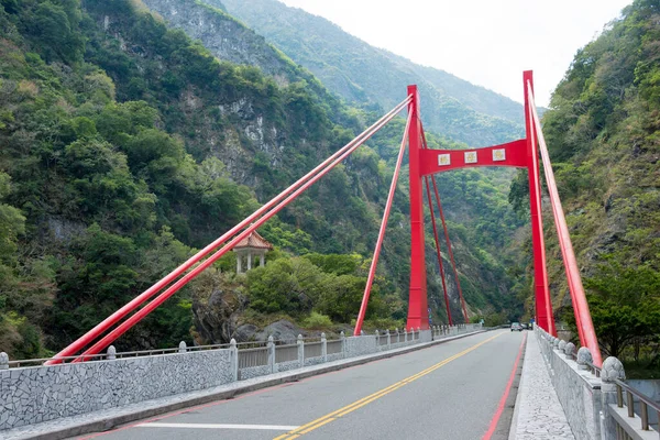Hualien, Tayvan - Taroko Ulusal Parkı 'ndaki Cimu Köprüsü. Xiulin, Hualien, Tayvan 'da ünlü bir turizm merkezi..