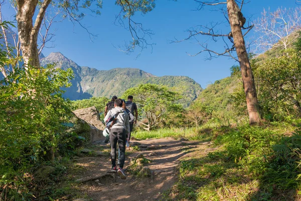 Hualien, Tayvan - 03: 20 - Taroko Ulusal Parkı, Xiulin, Hualien, Tayvan 'daki Zhuilu Eski Yolundaki Yürüyüşçüler.