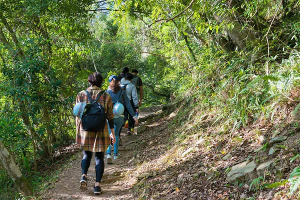 Hualien, Tayvan - 03: 20 - Taroko Ulusal Parkı, Xiulin, Hualien, Tayvan 'daki Zhuilu Eski Yolundaki Yürüyüşçüler.