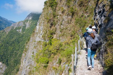 Hualien, Tayvan - Mar 03 2020 - Zhuilu Kayalıkları Taroko Ulusal Parkı 'ndaki Zhuilu Eski Yolu, Xiulin, Hualien, Tayvan.