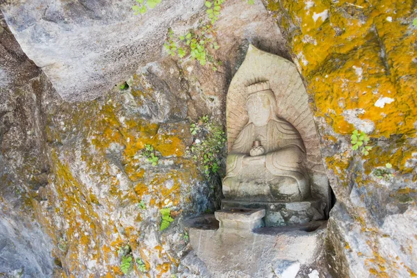 2020年3月3日 花蓮県花蓮市の太魯閣国立公園にあるZhuilu Cliffの仏像 — ストック写真
