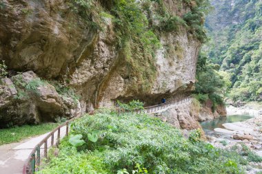 Hualien, Tayvan - 26 Şubat 2020 - Shakadang Patikası (Gizemli Vadi Yolu). Taroko Ulusal Parkı, Xiulin, Hualien, Tayvan 'da ünlü bir turizm merkezi..
