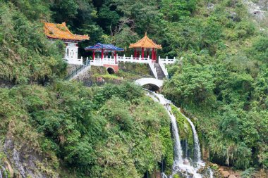 Hualien, Tayvan - 13 Şubat 2020 - Taroko Ulusal Parkı 'ndaki Changchun Tapınağı, Xiulin, Hualien, Tayvan.