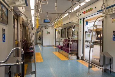 Yilan, Tayvan - Tayvan 'daki Suaoxin tren istasyonunda EMU800. EMU800, Tayvan Demiryolları İdaresi tarafından kullanılan bir seri elektrikli çoklu tren..