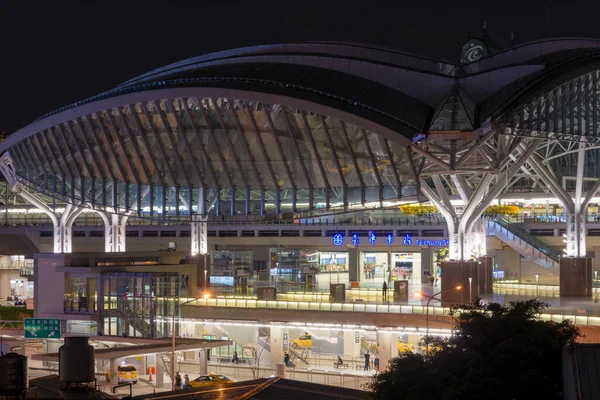 台湾台中火车站 新车站 的夜景 车站于1905年启用 2016年重建 — 图库照片