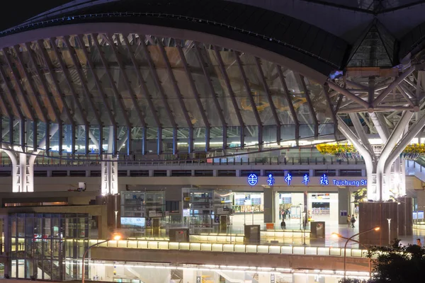 台湾台中火车站 新车站 的夜景 车站于1905年启用 2016年重建 — 图库照片