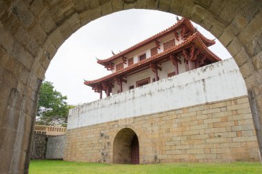 Tainan, Tayvan - Tainan, Tayvan 'daki Büyük Güney Kapısı. Büyük Güney Kapısı, Tainan Duvarı 'nın 1736' da inşa edilen 14 kapısının bir parçasıdır..