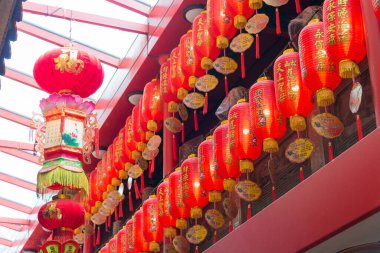 Taipei, Tayvan - Songshan Bölgesi, Tayvan 'daki Songshan Ciyou Tapınağında Fener. Tapınak 1753 'te inşa edildi ve Tanrıça Mazu' ya ithaf edildi..