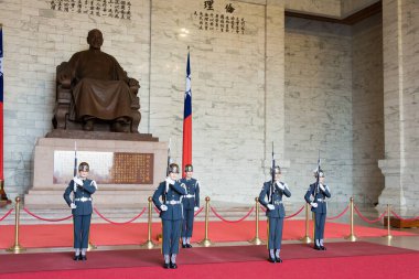 Taipei, Tayvan - Chiang Kai-shek Anıt Salonu 'nda onur muhafızlarının değişimi. Tayvan 'ın Taipei şehrinde ünlü bir turizm merkezi..