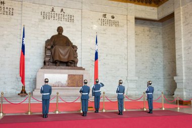 Taipei, Tayvan - Chiang Kai-shek Anıt Salonu 'nda onur muhafızlarının değişimi. Tayvan 'ın Taipei şehrinde ünlü bir turizm merkezi..
