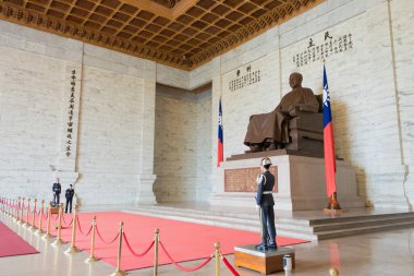 Taipei, Tayvan - Chiang Kai-shek Anıt Salonundaki Chiang Kai-shek heykelinin onur muhafızları. Tayvan 'ın Taipei şehrinde ünlü bir turizm merkezi..