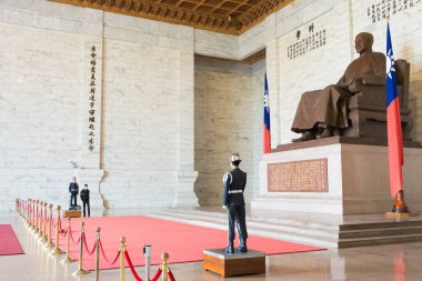 Taipei, Tayvan - Chiang Kai-shek Anıt Salonundaki Chiang Kai-shek heykelinin onur muhafızları. Tayvan 'ın Taipei şehrinde ünlü bir turizm merkezi..
