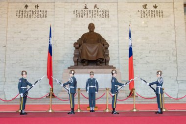 Taipei, Tayvan - Chiang Kai-shek Anıt Salonu 'nda onur muhafızlarının değişimi. Tayvan 'ın Taipei şehrinde ünlü bir turizm merkezi..